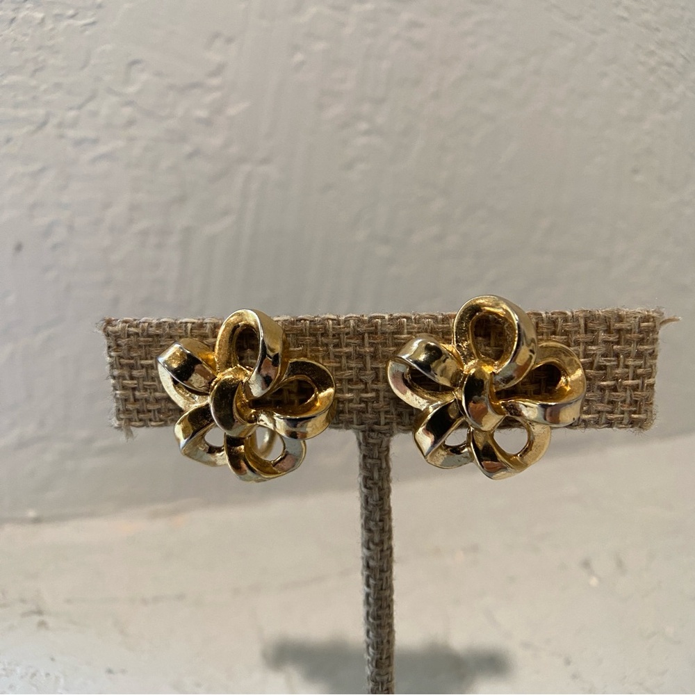 Vintage Trifari Gold Tone Bow Clip-on Earrings